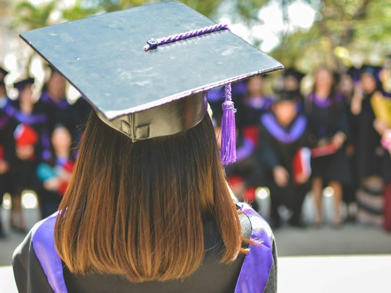Enseignement supérieur : une intervenante circule au milieu d'étudiants assis en cercle