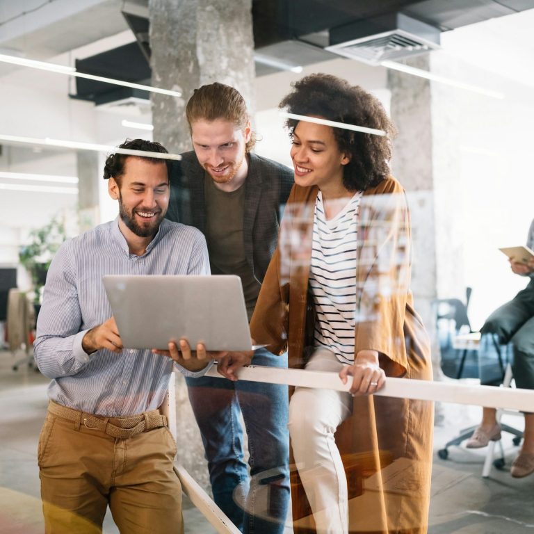 Entreprises : une formatrice anime un groupe de salariés assis en cercle