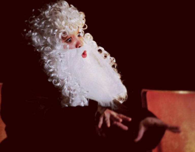 Illustration d'une femme qui retire un masque de théâtre de son visage