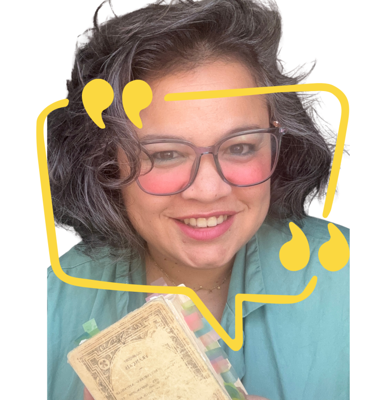 Comédienne et Professeure de Théâtre Sabrina Drif, comédienne et fondatrice de LUZ., souriante, lunettes et livre à la main