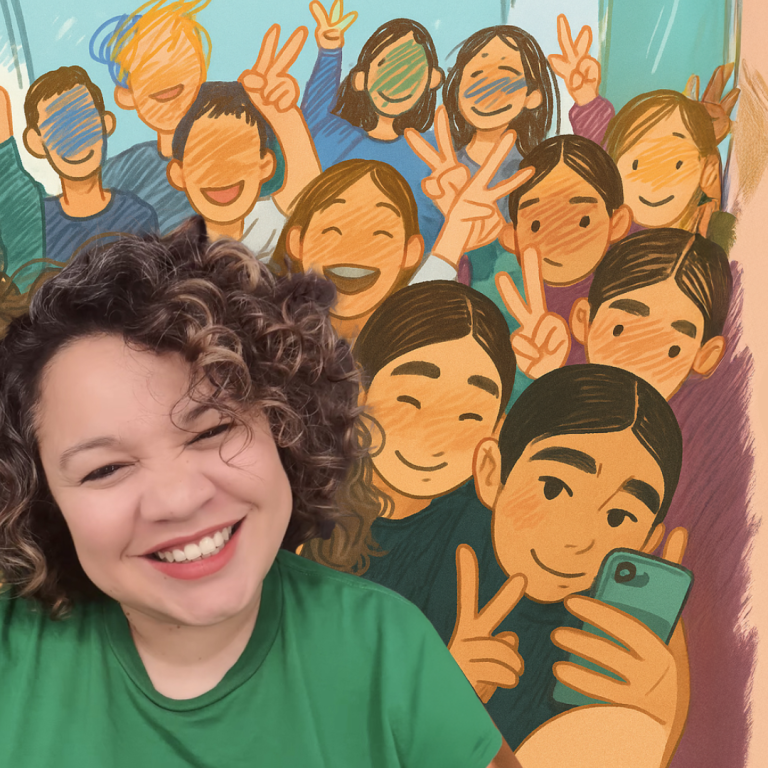 Femme souriante en premier plan, entourée d'enfants joyeux en arrière-plan.